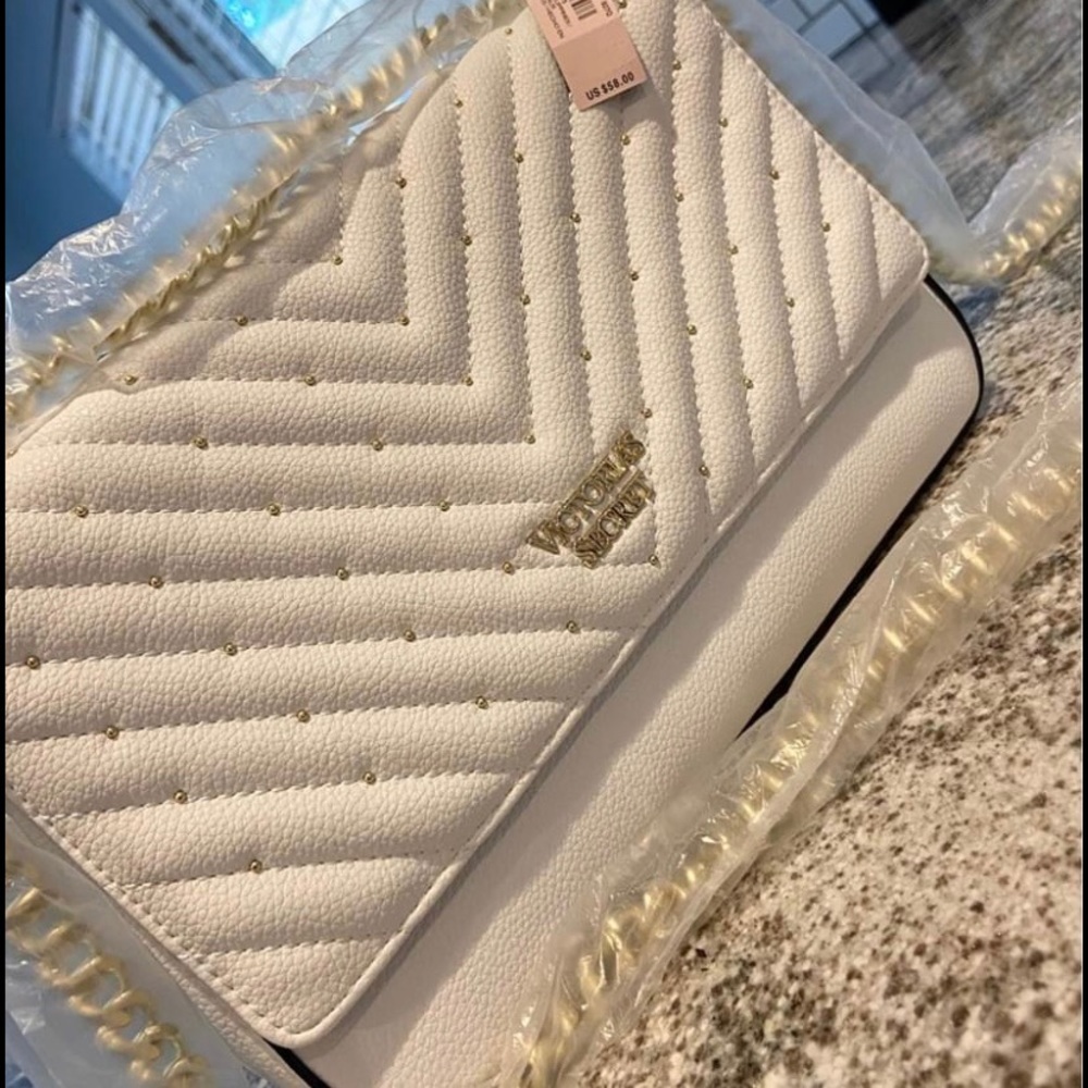 VS Pebbled V Quilt Bond Street Shoulder